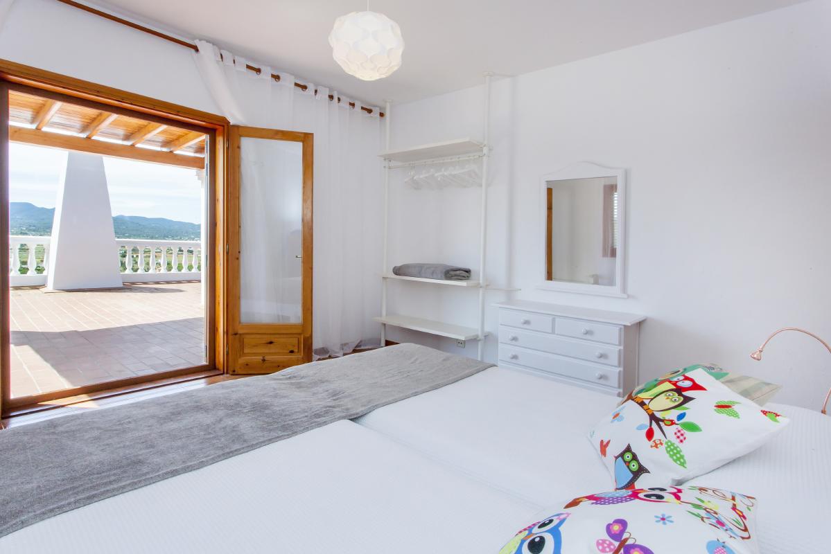 luminosa y hamblia habitacion de dos camas con acceso a terraza vistas al campo